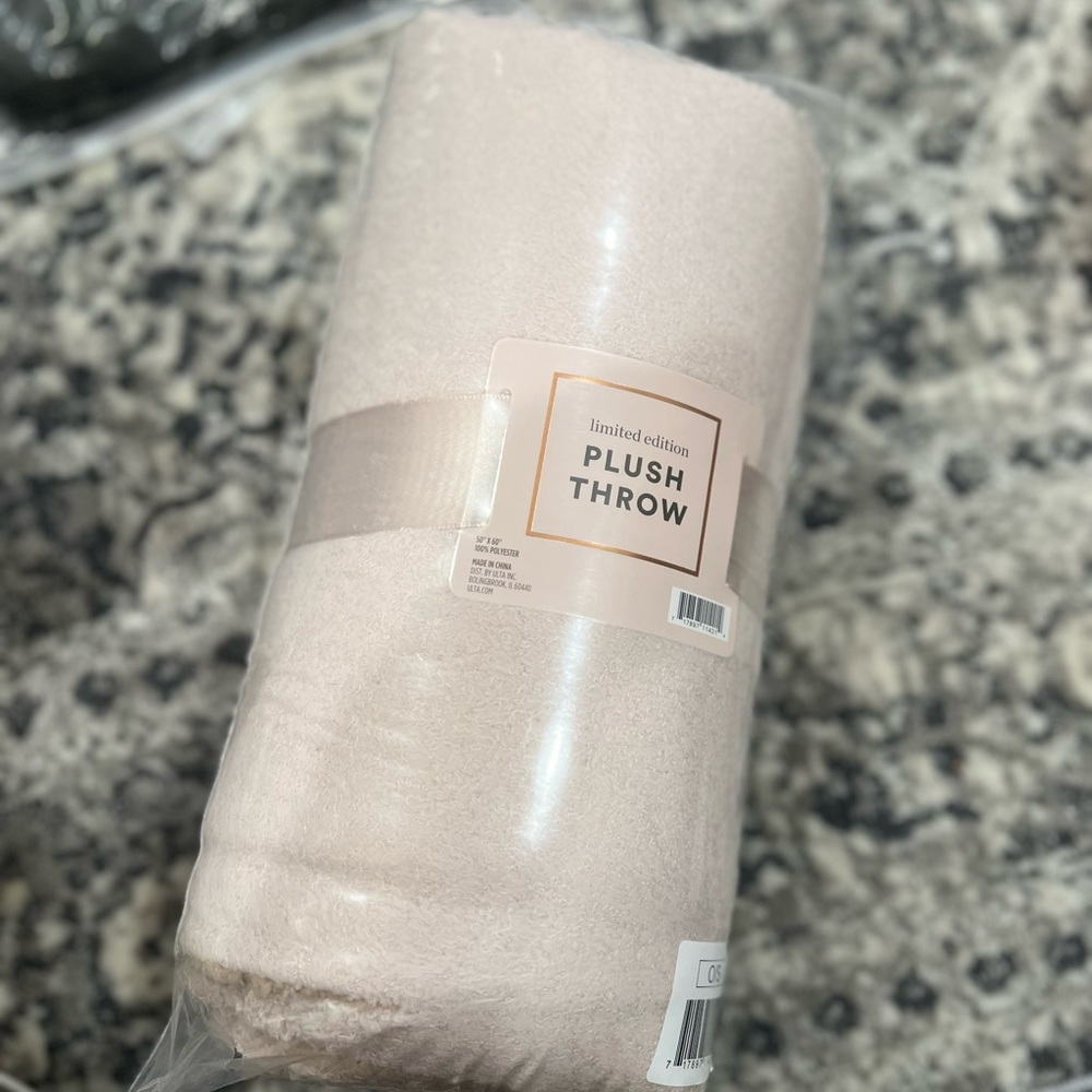 LIMITED EDITION PLUSH THROW